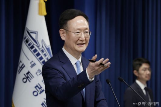 [서울=뉴시스] 최동준 기자 = 봉욱 민정수석이 24일 서울 용산 대통령실 청사에서 대통령 주재 수석보좌관 회의 관련 취재진 질문을 받고 있다. 2025.07.24. photocdj@newsis.com /사진=최동준