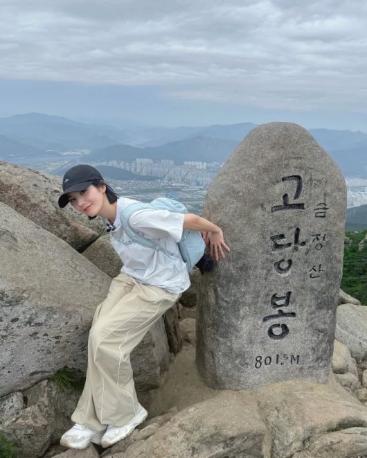 가수 권은비가 부산 금정산 고당봉에 오른 인증샷을 공개했다./사진=권은비 인스타그램