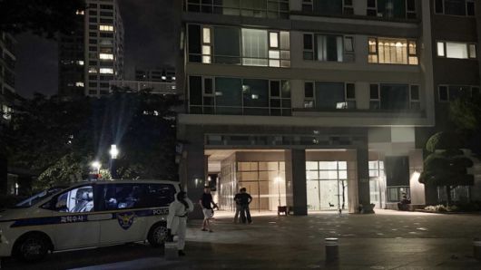 지난 21일 총기사고가 발생한 인천 송도국제도시 아파트 단지에 경찰 수사관들이 출동해 수습 작업을 하고 있다. /사진=뉴스1.