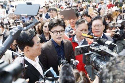 (광주=뉴스1) 김태성 기자 = 한동훈 국민의힘 전 대표가 제21대 대통령 선거 사전투표 첫날인 29일 광주 동구 창업지원센터에 위치한 서남동 사전투표소에서 투표를 마친후 기자들에게 질문에 답하고 있다. 2025.5.29/뉴스1  Copyright (C) 뉴스1. All rights reserved. 무단 전재 및 재배포,  AI학습 이용 금지. /사진=(광주=뉴스1) 김태성 기자
