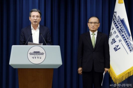 [서울=뉴시스] 최동준 기자 = 김용범(왼쪽) 정책실장과 위성락 국가안보실장이 25일 서울 용산 대통령실 청사에서 통상대책회의 관련 브리핑을 하고 있다. 2025.07.25. photocdj@newsis.com /사진=최동준