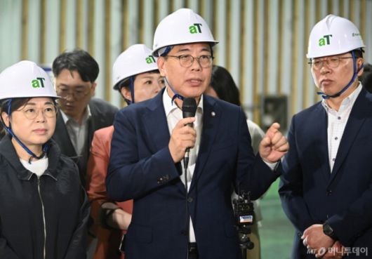 [이천=뉴시스] 김종택 기자 = 송언석 국민의힘 비상대책위원장 겸 원내대표가 25일 경기 이천시 aT 한국농수산식품유통공사 이천비축기지를 방문해 발언하고 있다. 2025.07.25. jtk@newsis.com /사진=김종택