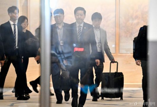 (인천공항=뉴스1) 황기선 기자 = 한미 '2+2 통상협상'을 위해 미국 워싱턴 D.C. 출국이 예정됐던 구윤철 경제부총리 겸 기획재정부 장관이 24일 오전 미국 측의 일정 변경으로 인해 출국이 취소되자 인천국제공항 제2터미널을 나서고 있다. (공동취재) 2025.7.24/뉴스1  Copyright (C) 뉴스1. All rights reserved. 무단 전재 및 재배포,  AI학습 이용 금지. /사진=(인천공항=뉴스1) 황기선 기자