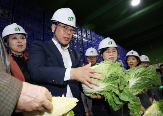 (이천=뉴스1) 김영운 기자 = 송언석 국민의힘 비상대책위원장 겸 원내대표가 25일 경기 이천시 대월면 aT 이천비축기지를 방문해 보관 중인 배추를 들어보고 있다. 2025.7.25/뉴스1  Copyright (C) 뉴스1. All rights reserved. 무단 전재 및 재배포,  AI학습 이용 금지. /사진=(이천=뉴스1) 김영운 기자