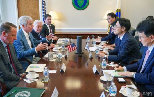 (서울=뉴스1) = 김정관 산업통상자원부 장관이 지난 23일(현지시간) 미국 워싱턴 D.C. 에너지부 회의실에서 크리스 라이트 에너지부 장관과 면담을 나누고 있다. (산업통상자원부 제공. 재판매 및 DB 금지) 2025.7.25/뉴스1  Copyright (C) 뉴스1. All rights reserved. 무단 전재 및 재배포,  AI학습 이용 금지.