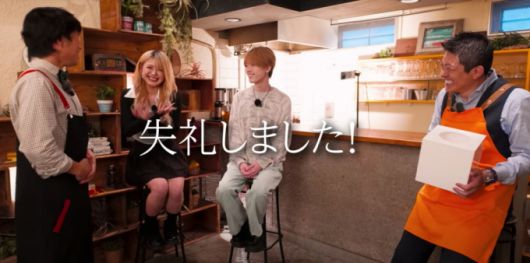 일본의 참의원 선거 16일 전인 7월5일, 가미야 소헤이(맨 오른쪽) 참정당 대표가 20대 청년들과 질답하는 내용의 영상/사진=참정당 유튜브