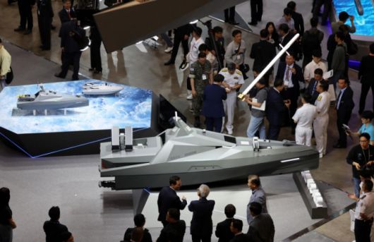 지난 5월 '국제해양방위산업전 2025(MADEX)'가 열린 부산 해운대구 벡스코 제1전시장을 찾은 관람객들이 LIG넥스원 부스에서 최초로 공개한 전투용 무인잠수정 콘셉트 모델 '해검-X'를 살펴보고 있다./사진=뉴시스 /사진=하경민