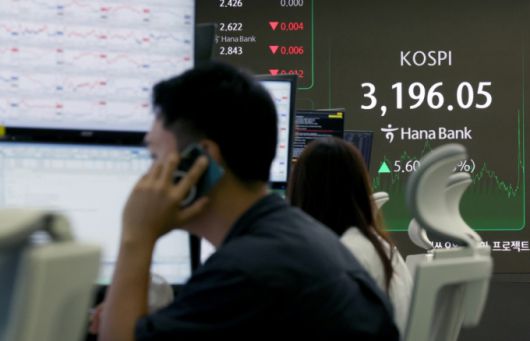 서울 중구 하나은행 딜링룸에서 딜러들이 업무를 보고 있다./사진=뉴시스