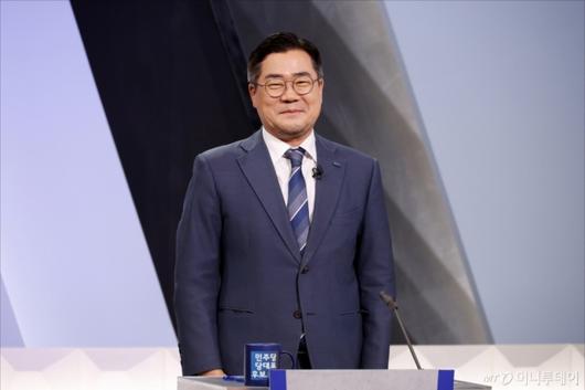 (서울=뉴스1) 국회사진기자단 = 박찬대 더불어민주당 당대표 후보가 27일 오후 서울 여의도 KBS 신관 공개홀에서 TV토론회 시작 전 토론 준비를 하고 있다. 2025.7.27/뉴스1  Copyright (C) 뉴스1. All rights reserved. 무단 전재 및 재배포,  AI학습 이용 금지. /사진=(서울=뉴스1) 국회사진기자단