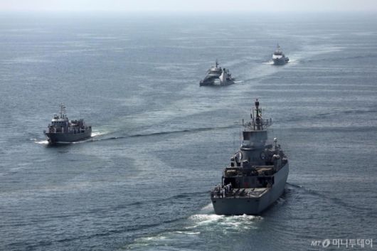 지난 3월12일(현지시간) 이란과 중국, 러시아 해군 함정들이 오만 만에서 합동 군사 훈련을 하고 있다. 미 해군정보국(ONI)이 2023년 7월 유출한 자료에 따르면 중국의 조선 능력은 미국의 233배에 달하는 것으로 나타났다. 미국의 연간 선박 건조 능력은 10만GT(Gross Tonnage·총톤수) 안팎인 데 비해 중국은 2325만GT 수준이다. 미국 의회조사국(CRS)이 지난해 8월 발간한 자료에서도 현재 미 해군 함정 숫자는 291척에 불과하지만 중국 해군 함정 숫자는 공개된 자료로만 약 200~300척으로 추정된다. / AFP=뉴스1