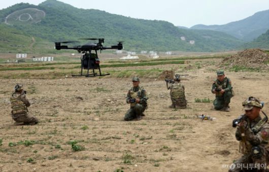 북한 노동당 기관지 노동신문은 지난 5월14일 김정은 당 총비서가 전날인 13일 인민군 훈련일꾼(간부)대회 강습체계 안에서 진행되는 병종별 전술종합훈련을 참관했다고 보도했다. 이날 김 총비서는 "가장 사활적인 임무는 전쟁준비완성"이라며 현대전에 맞게 훈련제도를 새롭게 정립해야 할 필요성을 강조했다. / 사진=뉴스1(노동신문)