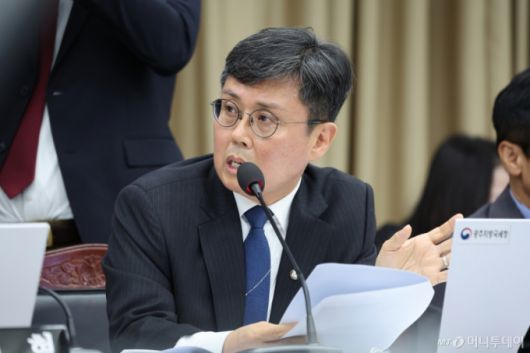 (광주=뉴스1) 김태성 기자 = 안도걸 더불어민주당 의원이 24일 정부광주지방합동청사에서 열린 국회 기획재정위원회 광주지방국세청 국정감사에서 질의하고 있다. 2024.10.24/뉴스1  Copyright (C) 뉴스1. All rights reserved. 무단 전재 및 재배포,  AI학습 이용 금지. /사진=(광주=뉴스1) 김태성 기자