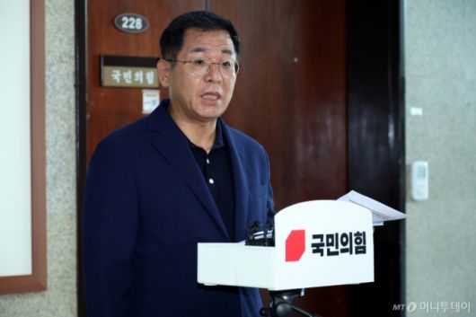 [서울=뉴시스]  이상휘 국민의힘 당 대표 및 최고위원 선출 선거관리위원회 전당대회준비소위원회 위원장이 28일 서울 여의도 국회에서 선거관리위원회 회의를 마친 후 백브리핑을 하고 있다. 2025.07.28.