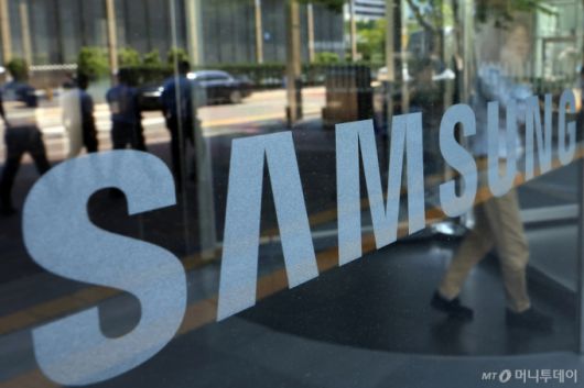 서울 서초구 삼성전자 서초사옥으로 직원 등이 오가고 있다. /사진=뉴스1 /사진=(서울=뉴스1) 박정호 기자