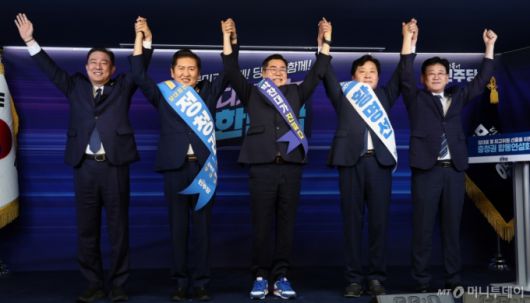 (서울=뉴스1) 김도우 기자 = 19일 서울 여의도 더불어민주당 중앙당사에서 열린 '당대표 및 최고위원 선출을 위한 충청권 합동연설회'에서 참석자들이 기념촬영을 하고 있다.  왼쪽부터 김병기 민주당 당 대표 직무대행 겸 원내대표, 정청래 당대표 후보, 박찬대 당대표 후보, 황명선 최고위원 후보, 김정호 민주당 중앙당선거관리위원장. 2025.7.19/뉴스1  Copyright (C) 뉴스1. All rights reserved. 무단 전재 및 재배포,  AI학습 이용 금지. /사진=(서울=뉴스1) 김도우 기자