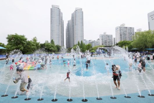부천 중앙공원 물놀이장에서 시민들이 물놀이를 즐기고 있다./사진제공=부천시
