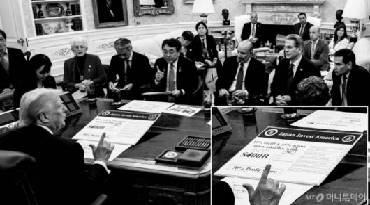 (서울=뉴스1) 김진환 기자 = 도널드 트럼프 미국 대통령이 백악관 집무실에서 23일(현지시간) 아카자와 료세이 일본 경제재생상 등 일본의 무역대표단과 협상하고 있다.   트럼프 책상 위에는 일본의 대미 투자 계획 명칭인 '재팬 인베스트 아메리카'라는 제목의 패널이 놓여있는데, '4000억달러'라고 인쇄된 숫자 위에 손글씨로 '5000억달러'라고 쓴 것이 보인다. (댄 스카비노 백악관 부비서실장 X, 재판매 및 DB금지)?2025.7.24/뉴스1  Copyright (C) 뉴스1. All rights reserved. 무단 전재 및 재배포,  AI학습 이용 금지. /사진=(서울=뉴스1) 김진환 기자