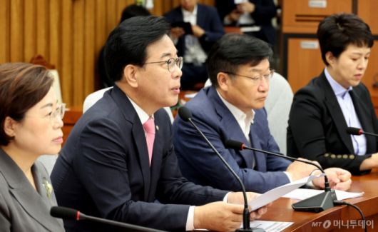 [서울=뉴시스] 김금보 기자 = 송언석 국민의힘 비상대책위원회 위원장 겸 원내대표가 29일 서울 여의도 국회에서 열린 원내대책회의에서 발언을 하고 있다. 2025.07.29. kgb@newsis.com /사진=김금보