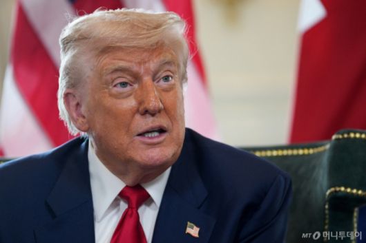 (턴베리 로이터=뉴스1) 류정민 특파원 = 도널드 트럼프 미국 대통령이 28일(현지시간) 영국 스코틀랜드 턴베리에 있는 트럼프 턴베리 골프 클럽에서 키어 스타머 영국 총리와 만나 회담 중 기자 질문에 답하고 있다. 트럼프 대통령은 의약품 관세와 관련한 질문에 "매우 가까운 미래에 제약 관련 발표를 할 것"이라고 말했다. 2025.07.28  ⓒ 로이터=뉴스1  Copyright (C) 뉴스1. All rights reserved. 무단 전재 및 재배포,  AI학습 이용 금지. /사진=(턴베리 로이터=뉴스1) 류정민 특파원