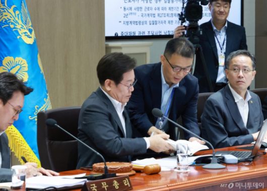 [서울=뉴시스] 최동준 기자 = 이재명 대통령이 29일 서울 용산 대통령실 청사에서 열린 국무회의에서 중대재해 관련 법령 자료를 받고 있다. (대통령실통신사진기자단) 2025.07.29. photocdj@newsis.com /사진=