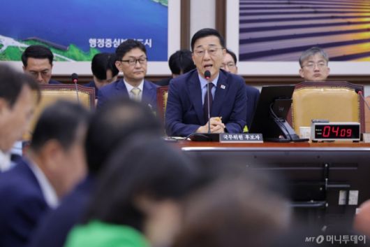 (서울=뉴스1) 신웅수 기자 = 김윤덕 국토교통부 장관 후보자가 29일 오전 서울 여의도 국회 국토교통위원회에서 열린 인사청문회에서 의원 질의에 답변하고 있다. 2025.7.29/뉴스1  Copyright (C) 뉴스1. All rights reserved. 무단 전재 및 재배포,  AI학습 이용 금지. /사진=(서울=뉴스1) 신웅수 기자