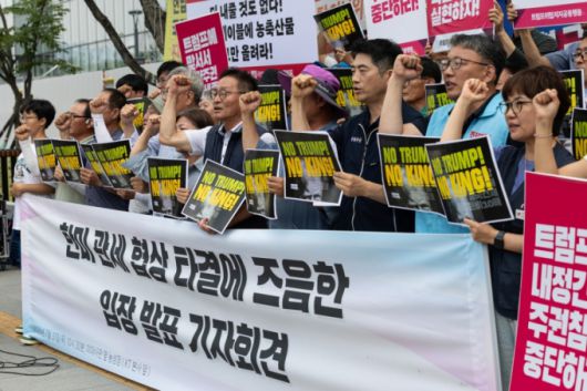 농민·시민사회단체 등으로 구성된 트럼프 위협 저지 공동행동원들이 31일 서울 세종대로 미 대사관 인근에서 한미 관세협상 타결과 관련해 입장 발표 기자회견을 하고 있다./사진=뉴스1