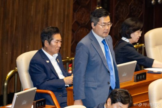 (서울=뉴스1) 유승관 기자 = 더불어민주당 당대표 후보인 박찬대(오른쪽), 정청래 의원이 23일 오후 서울 여의도 국회에서 열린 제427회국회(임시회) 제2차 본회의에 참석하고 있다. 2025.7.23/뉴스1  Copyright (C) 뉴스1. All rights reserved. 무단 전재 및 재배포,  AI학습 이용 금지. /사진=(서울=뉴스1) 유승관 기자