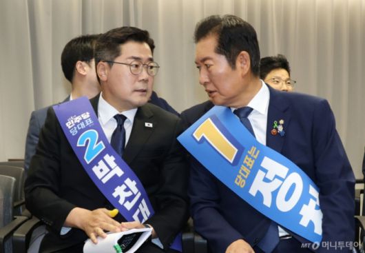 (서울=뉴스1) 이광호 기자 = 더불어민주당 정청래(오른쪽), 박찬대 당대표 후보가 20일 오후 서울 여의도 중앙당사에서 열린 '당대표 및 최고위원 선출을 위한 영남권 합동연설회'에서 대화하고 있다.  2025.7.20/뉴스1  Copyright (C) 뉴스1. All rights reserved. 무단 전재 및 재배포,  AI학습 이용 금지. /사진=(서울=뉴스1) 이광호 기자