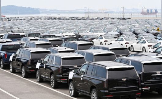 한미 관세협상이 타결된 31일 경기 평택시 포승읍 평택항 자동차 전용부두에 수입된 미국산 자동차가 세워져 있다.   도널드 트럼프 미국 대통령은 30일(현지시간) '한국은 미국과의 교역에 완전히 개방하기로 하고 자동차와 트럭 등 미국산 제품을 받아들이겠다는 것에 합의했다'고 밝혔다. 2025.07.31. jtk@newsis.com /사진=뉴시스