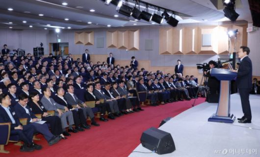 [서울=뉴시스] 최동준 기자 = 이재명 대통령이 31일 서울 종로구 정부서울청사에서 열린 '국민주권시대 공직자의 길' 고위공직자 워크숍에서 특강하고 있다. (대통령실통신사진기자단) 2025.07.31. photocdj@newsis.com /사진=최동준