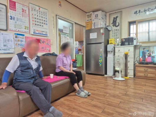 31일 오전 서울 종로구의 한 무더위쉼터에서 천모씨(83)는 "날이 더우니 혼자 있으면 우울하다. 치매가 올 것 같다는 생각도 들었다"고 말했다. /사진=박진호 기자