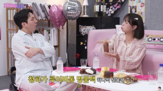 댄서 출신 유튜버 권또또(오른쪽)가 김똘똘에게 청하 미담을 들려주고 있다. /사진=유튜브 갈무리