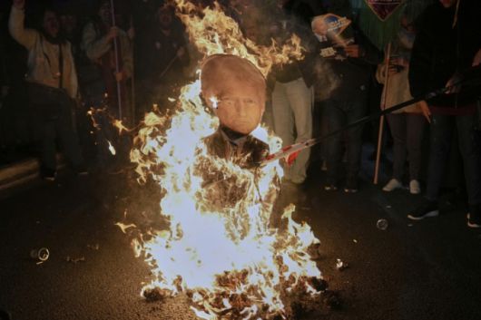 10일(현지 시간) 브라질 상파울루에서 시위대가 도널드 트럼프 미국 대통령의 인형을 불태우고 있다. 시위대는 트럼프 대통령이 브라질산 제품에 대해 50% 관세 예고에 분노해 시위를 벌였다. /AP=뉴시스