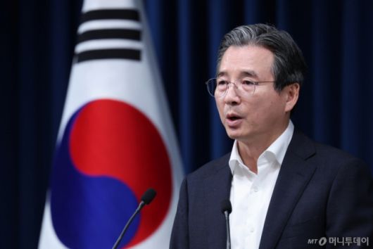 (서울=뉴스1) 이재명 기자 = 김용범 정책실장이 31일 서울 용산 대통령실 청사에서 한미 관세 협상 타결 관련 브리핑을 하고 있다. 2025.7.31/뉴스1  Copyright (C) 뉴스1. All rights reserved. 무단 전재 및 재배포,  AI학습 이용 금지. /사진=(서울=뉴스1) 이재명 기자