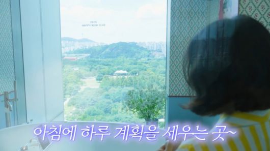 최화정이 매일 아침 서울숲이 내려다보이는 욕실에서 커피를 내려 마시는 일상을 공개했다. /사진=유튜브 갈무리