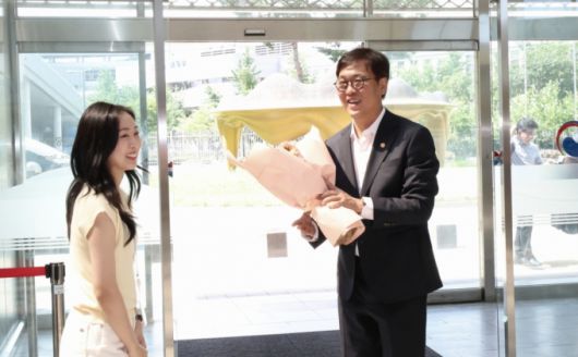 최휘영 신임 문화체육관광부 장관이 31일 오후 세종시 정부세종청사에 도착하여 직원들로부터 환영 꽃다발을 받고 있다.  / 사진 = 뉴스1