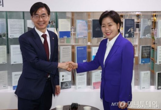 [서울=뉴시스] 조성봉 기자= 조경태, 양향자 국민의힘 당대표 후보가 31일 오전 서울 여의도 국회 의원회관 의원열람실에서 열린 혁신후보 회동에서 악수를 하고 있다. 2025.07.31 suncho21@newsis.com /사진=조성봉