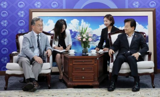 (서울=뉴스1) 임세영 기자 = 정동영 통일부 장관이 1일 오후 서울 종로구 정부서울청사에서 조셉 윤 주한미국대사 대리를 졉견하고 있다. 2025.8.1/뉴스1  Copyright (C) 뉴스1. All rights reserved. 무단 전재 및 재배포,  AI학습 이용 금지.