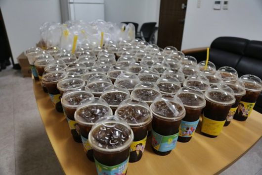 김영진씨가 충남 천안서북소방서에 기부한 커피 100잔./사진=천안서북소방서 제공