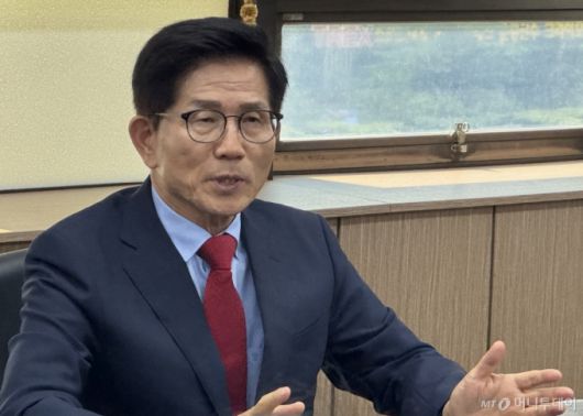 [대구=뉴시스] 정재익 기자 = 김문수 국민의힘 당대표 후보가 1일 오후 대구 수성구 국민의힘 경북도당에서 가진 기자간담회에서 발언하고 있다. 2025.08.01. jjikk@newsis.com /사진=정재익