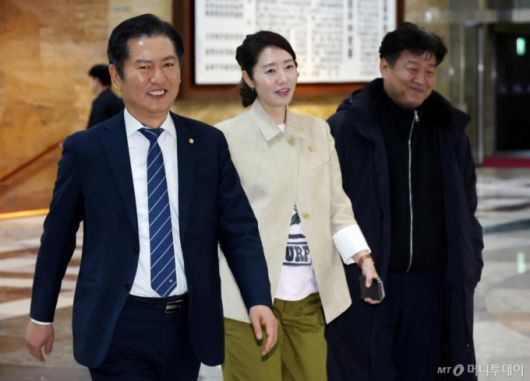 [서울=뉴시스] 조성우 기자 = 정청래(왼쪽부터) 더불어민주당 의원과 강선우, 양문석 의원이 26일 오후 서울 여의도 국회에서 열린 비상의원총회에 참석하고 있다. 2025.03.26. xconfind@newsis.com /사진=조성우