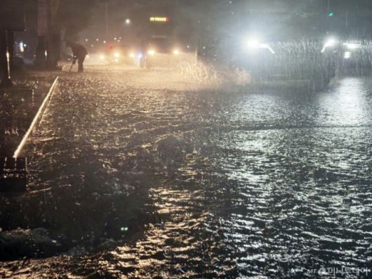 (광주=뉴스1) 김태성 기자 = 3일 호우경보가 발효 중인 광주시 광산구 운남동 도로를 지나는 차량들이 폭우에 서행하고 있다. 2025.8.3/뉴스1  Copyright (C) 뉴스1. All rights reserved. 무단 전재 및 재배포,  AI학습 이용 금지. /사진=(광주=뉴스1) 김태성 기자