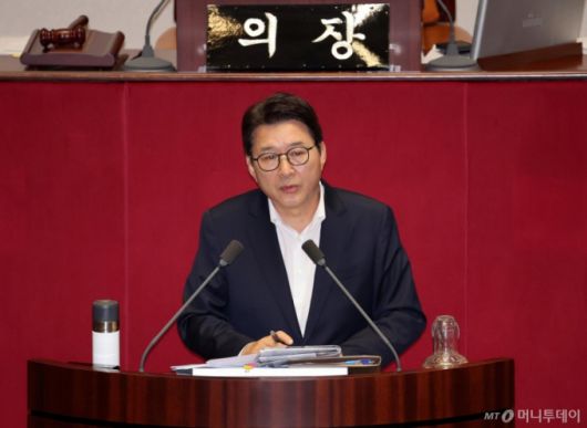 [서울=뉴시스] 김명년 기자 = 신동욱 국민의힘 의원이 4일 오후 서울 여의도 국회에서 열린 제427회국회(임시회) 제3차 본회의에서 의 방송3법 반대 필리버스터를 하고 있다. 2025.08.04. kmn@newsis.com /사진=김명년