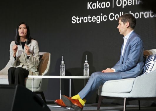정신아 카카오 대표와 챗GPT 개발사 오픈AI의 샘 올트먼 최고경영자(CEO)가 지난 2월4일 서울 중구 플라자호텔에서 열린 전략적 제휴 체결 공동 기자간담회에서 대담을 나누고 있다./사진=뉴스1 /사진=(서울=뉴스1) 오대일 기자