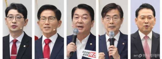 [서울=뉴시스] 조성봉 기자 = 주진우(왼쪽 사진부터), 김문수, 안철수, 조경태, 장동혁 국민의힘 당대표 후보가 3일 오후 서울 여의도 국민의힘 중앙당사에서 열린 제6차 전당대회 당 대표 후보자 비전대회에서 비전발표를 하고 있다. 2025.08.03. suncho21@newsis.com /사진=조성봉