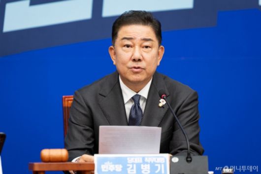 (서울=뉴스1) 유승관 기자 = 김병기 더불어민주당 대표 직무대행 겸 원내대표가 1일 서울 여의도 국회에서 열린 최고위원회의에서 모두 발언을 하고 있다. 2025.8.1/뉴스1  Copyright (C) 뉴스1. All rights reserved. 무단 전재 및 재배포,  AI학습 이용 금지. /사진=(서울=뉴스1) 유승관 기자