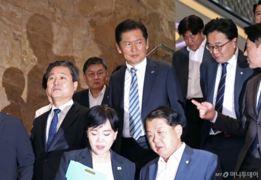 [서울=뉴시스] 김금보 기자 = 정청래 더불어민주당 당대표를 비롯한 의원들이 4일 오후 서울 여의도 국회에서 열린 제427회국회(임시회) 제3차 본회의에서 필리버스터에 돌입하자 회의장을 나서고 있다. 2025.08.04. kgb@newsis.com /사진=김금보