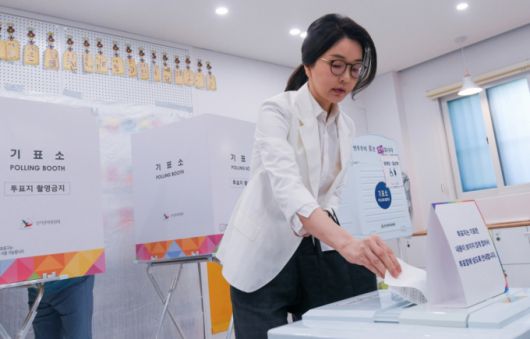 윤석열 전 대통령의 부인 김건희 여사가 지난 6월3일 서울 서초구 원명초등학교에 마련된 서초구 제3투표소에서 한 표를 행사하고 있다. /사진=뉴스1