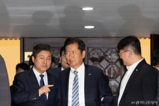 (서울=뉴스1) 이승배 기자 = 정청래 더불어민주당 대표를 비롯한 의원들이 4일 오후 서울 여의도 국회에서 열린 제427회 국회(임시회) 3차 본회의에서 국민의힘 측에서 방송법 개정안에 대한 필리버스터(무제한토론)에 돌입하자 회의장을 나서고 있다. 2025.8.4/뉴스1  Copyright (C) 뉴스1. All rights reserved. 무단 전재 및 재배포,  AI학습 이용 금지. /사진=(서울=뉴스1) 이승배 기자
