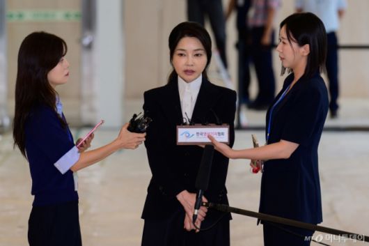 김건희 여사가 6일 서울 종로구에 마련된 김건희 특검팀(특별검사 민중기) 사무실에 첫 조사를 받기 위해 피의자 신분으로 출석해 입장을 밝히고 있다. /사진=뉴스1